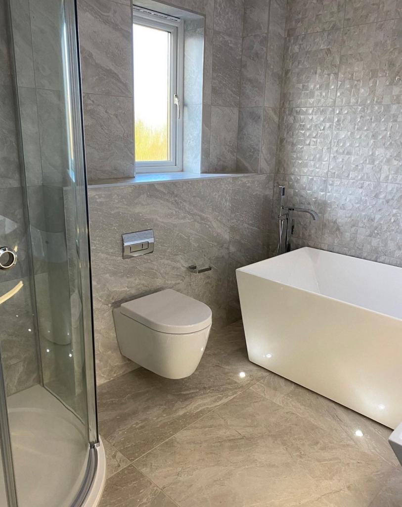 Saniertes Bad mit Dusche, freistehender Wanne und Wand-WC